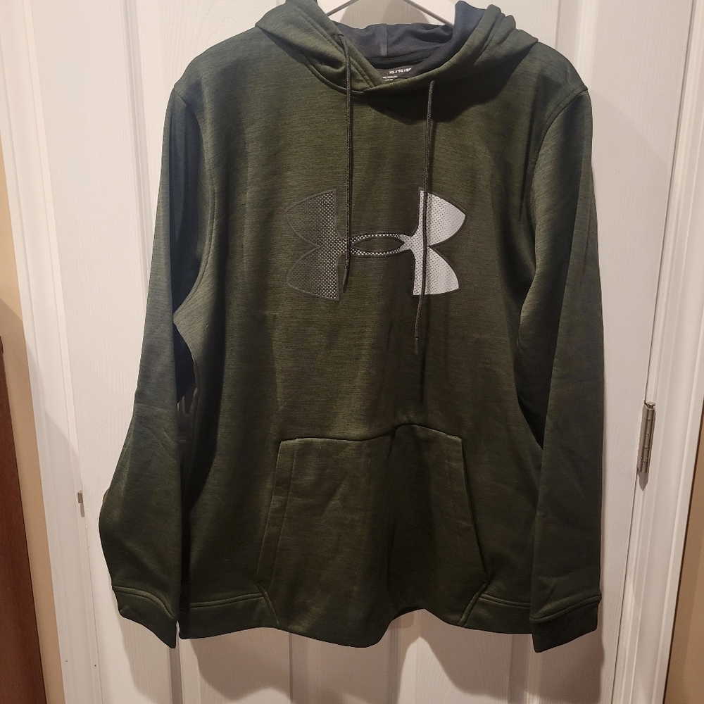Dark green Under Armour Hoodie size Large. Worn once!